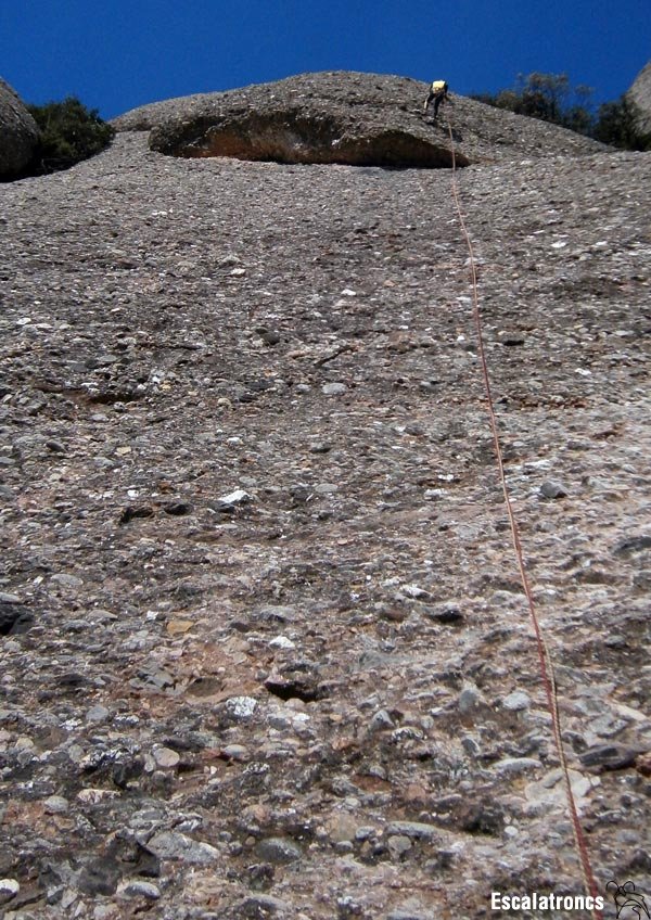 El descens es fa amb dos ràpels